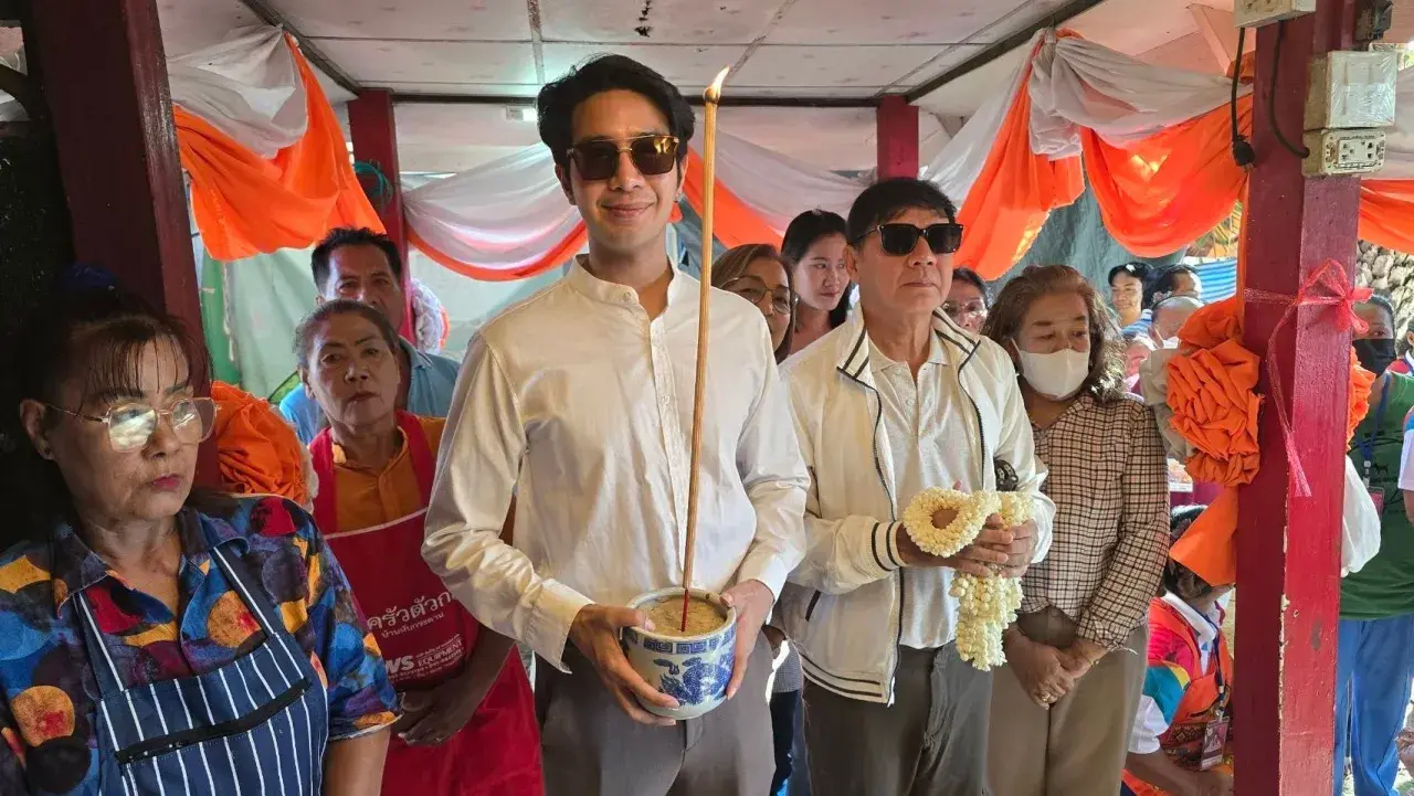 คอหวยจับตาเลขเด็ดพุ่มพวง เลขเด็ดหางประทัดพิธีเชิญอัฐิแม่ผึ้งในงานรำลึกครบ 33 ปี